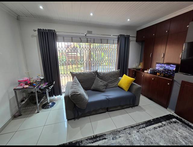4 BEDROOM FREEHOLD FOR SALE IN BASSONIA